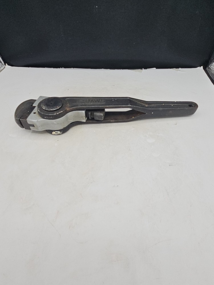 Unique Power Jaws Adjustable Multi Angle Pipe Wrench Rotating Ratcheting Tool