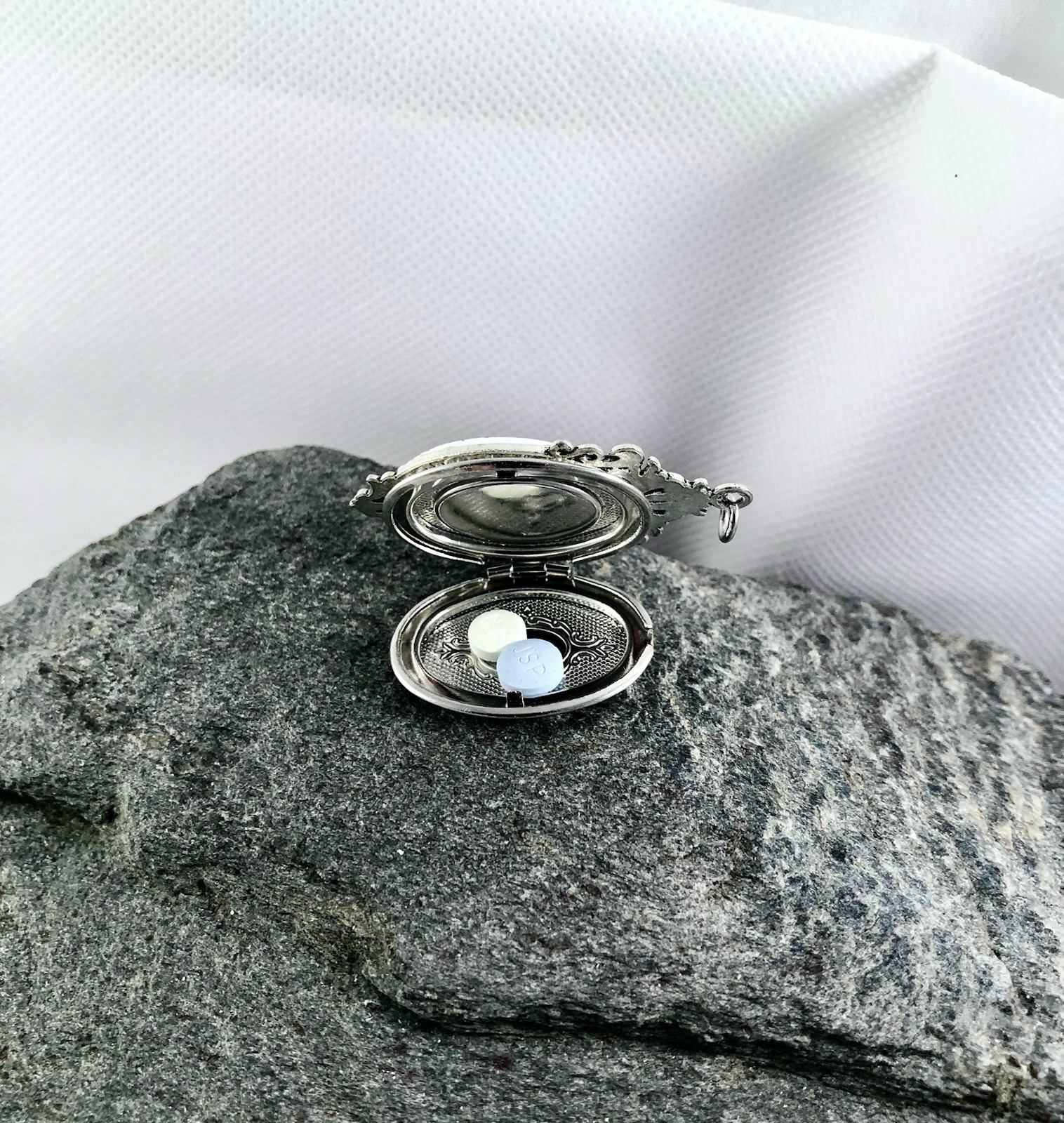 Green Lily of the Valley Cameo HIDDEN LOCKET Necklace Vtg Pillbox Stash Pendant