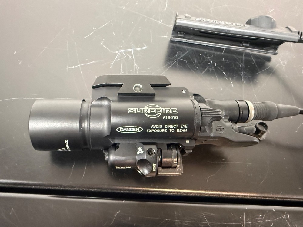 SureFire X400 LED Light with Red Laser / Pressure Switch
