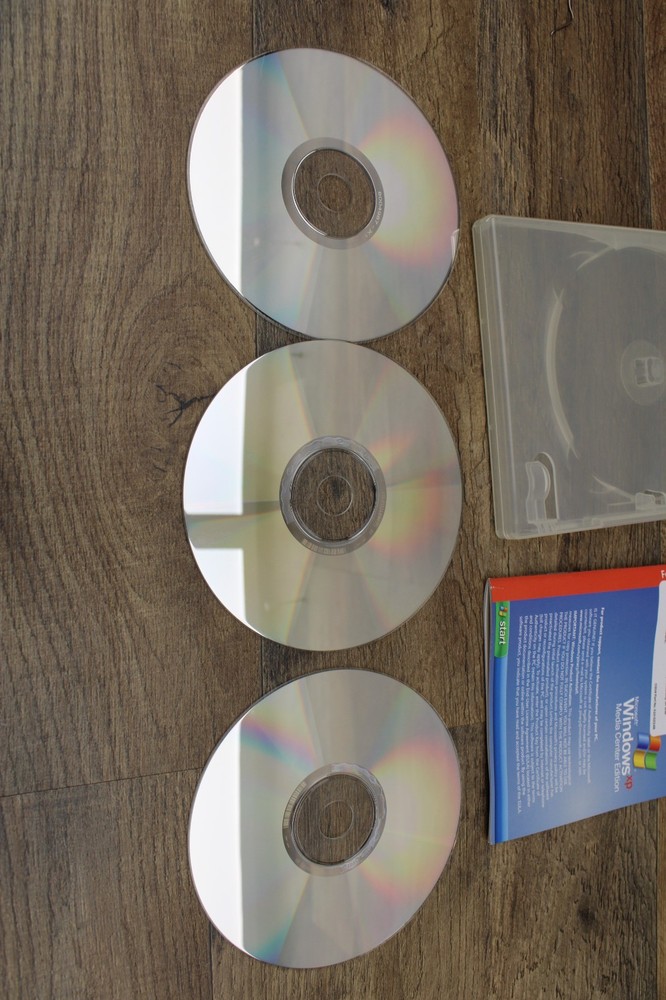 MICROSOFT WINDOWS XP MEDIA CENTER 2005 EDITION IN PLASTIC CONTAINER WITH KEY