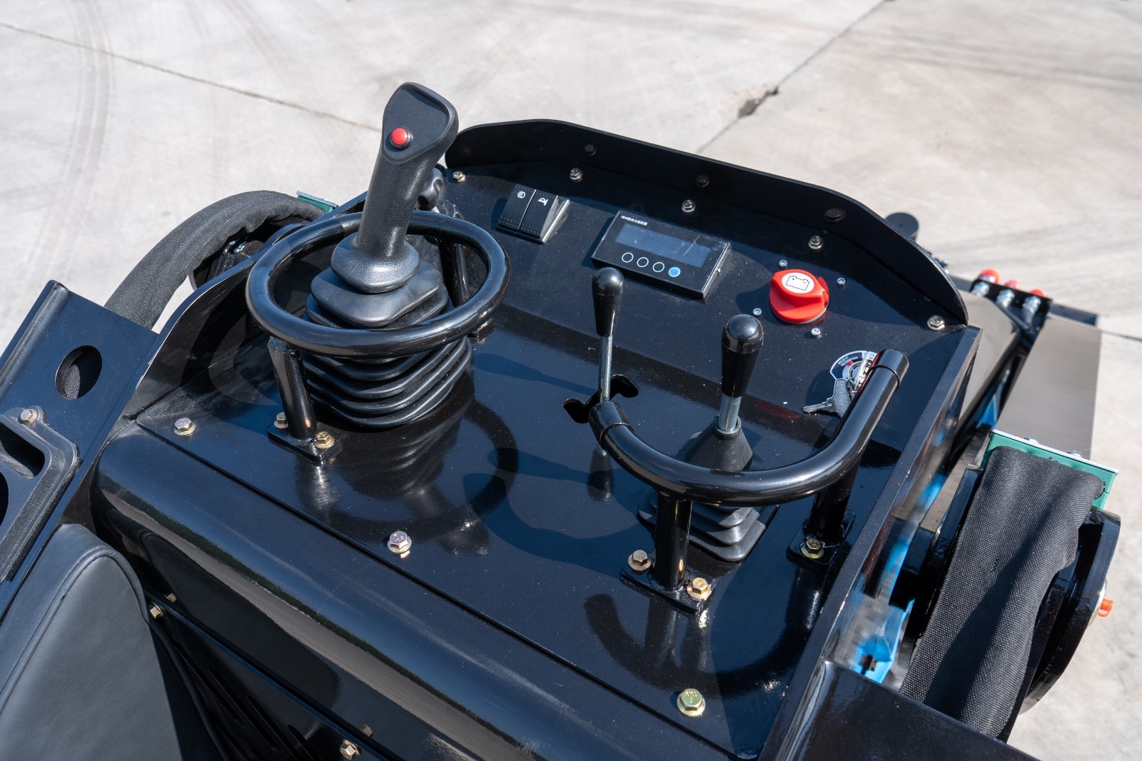 3040lbs TYPHON STOMP X1300 25HP Kubota D1105 EPA Diesel Mini Skid Steer Loader