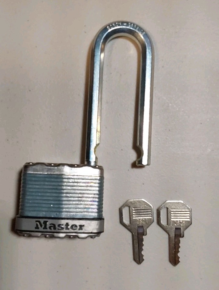Master Lock Heavy-Duty Outdoor Padlock M 5.