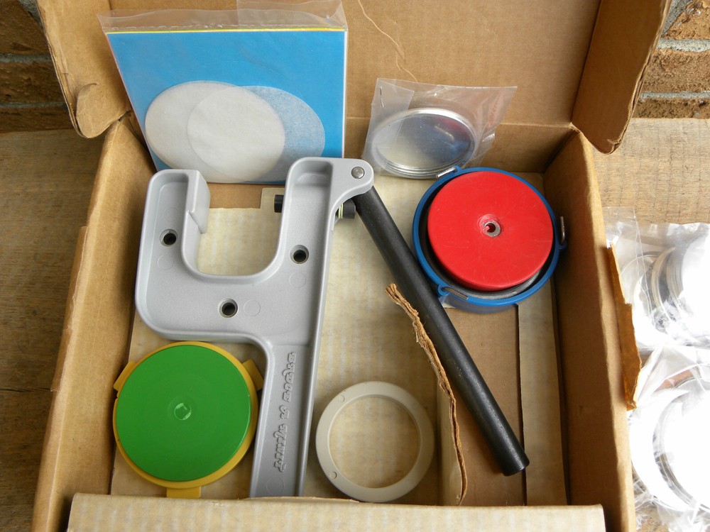 Badge-A-Minit Hand Press Button Maker w/ Accessories