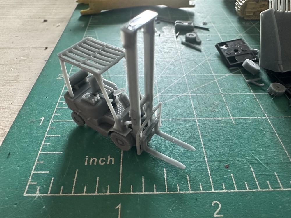 HO Scale Forklift with adjustable mast