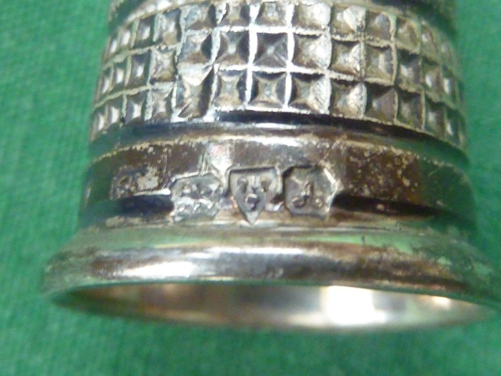 VINTAGE SILVER THIMBLE - CHESTER 1901