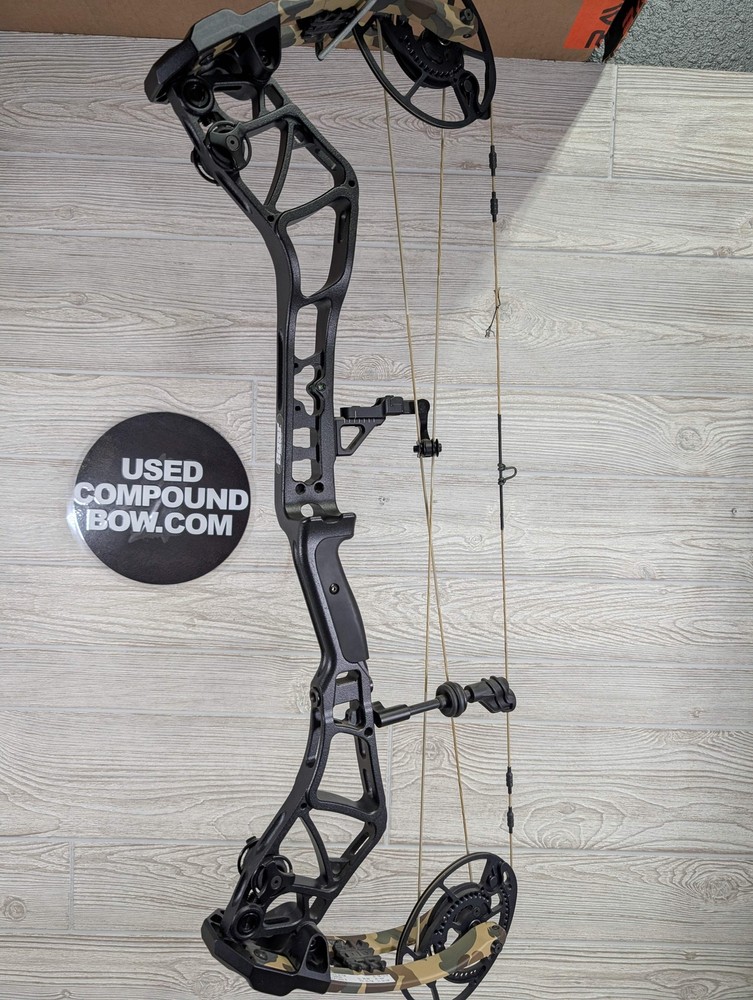 Bear Execute 30 RH 70lb Black Riser/Throwback Limbs Bow