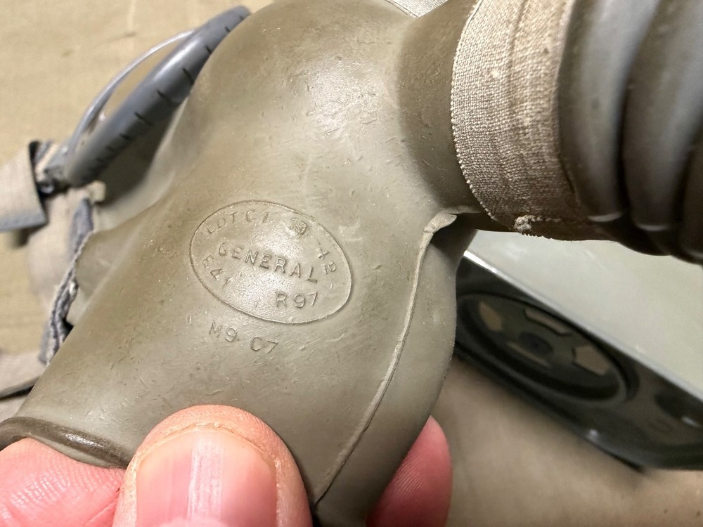 ORIGINAL WWII US ARMY INFANTRY M2A1 M1A9 GAS MAKS U & CANISTER