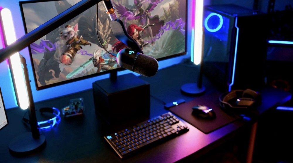 Yeticaster GX Dynamic Lightsync Gaming Microphone and Premium Broadcast Boom Arm