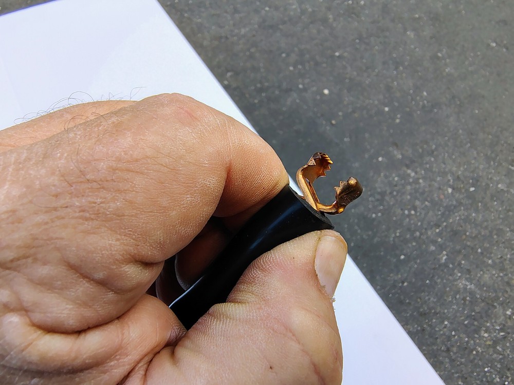 Cable pipe locator ground extensions leads with piercing alligator clamps