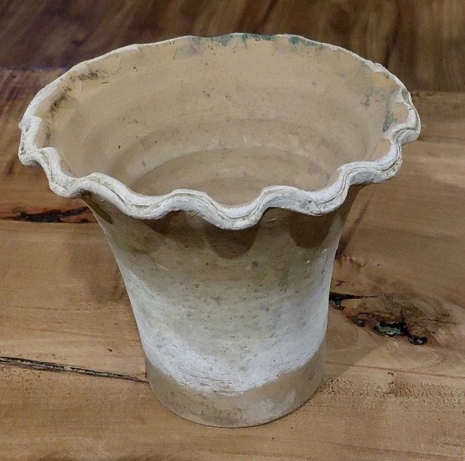 Vtg terracotta planter featuring a ruffled or pie-crust edge 7x6