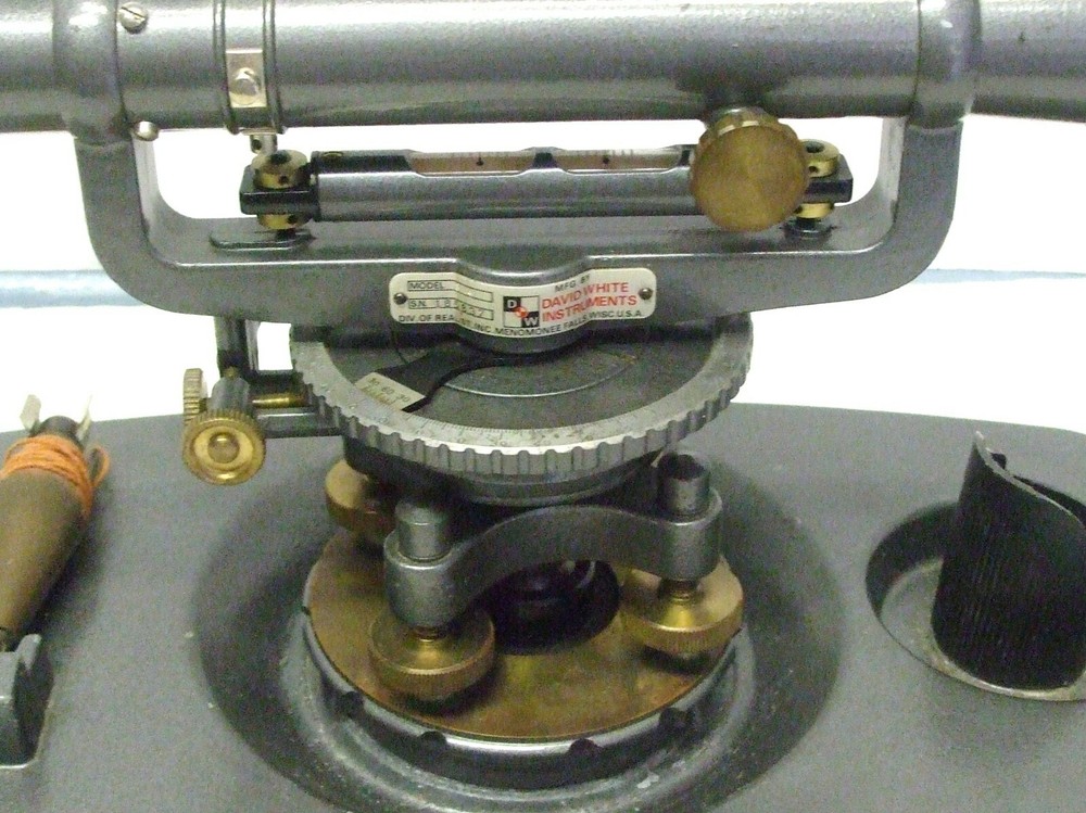 DAVID WHITE TRANSIT VINTAGE MODEL 8114 WITH CASE & PLUMB