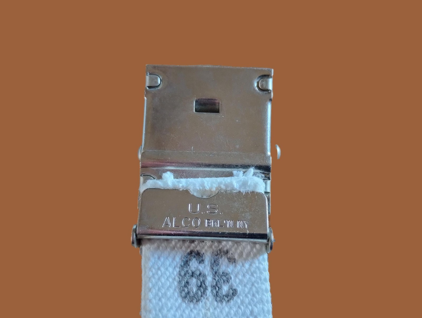 VINTAGE U.S MILITARY NAVY ISSUE WHITE WEB BELT WITH NICKLE PLATED BRASS BUCKLE