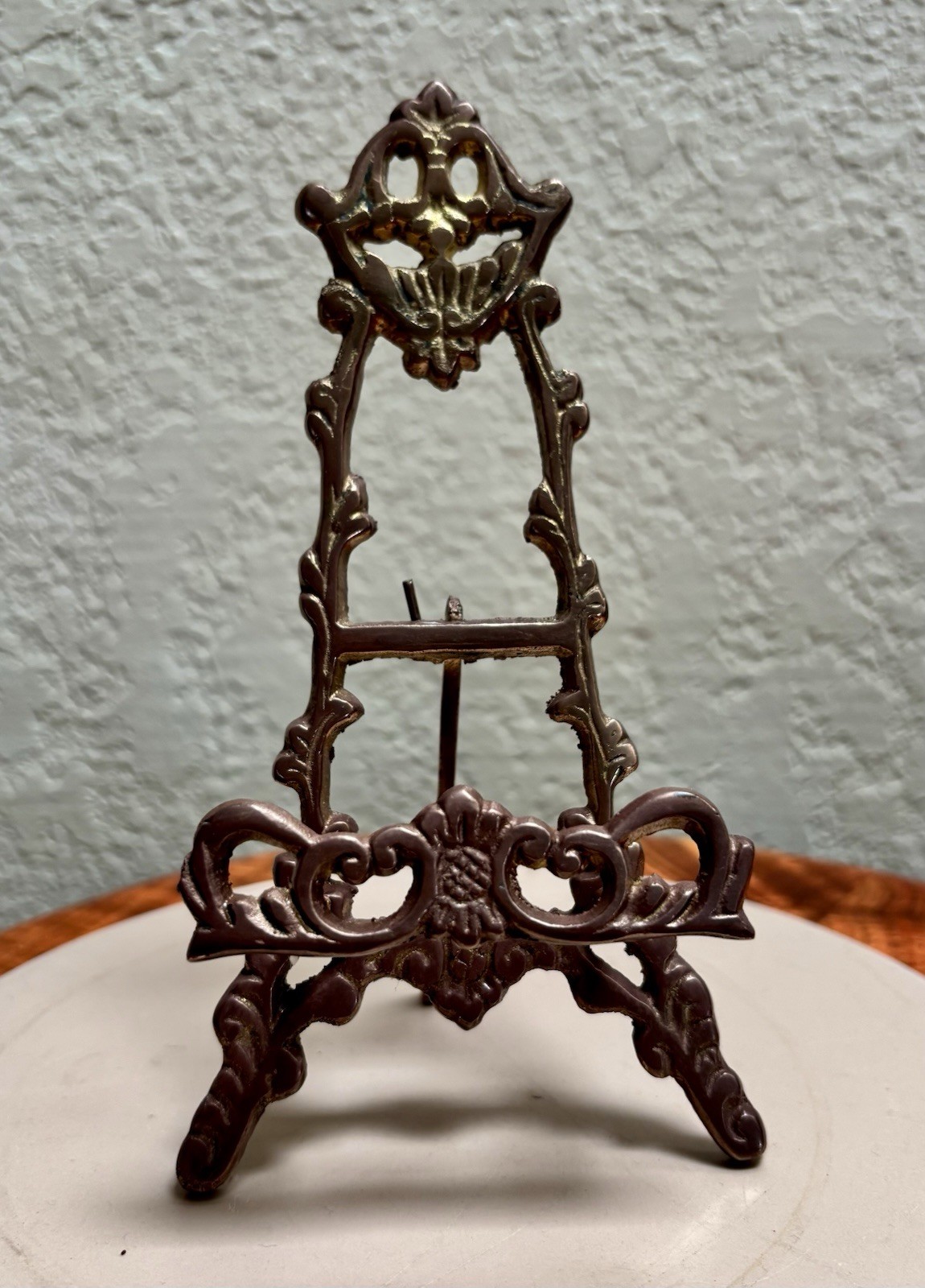 Pre Owned Vintage Small Ornate Elegant Carved Brass Easel Holder Decor