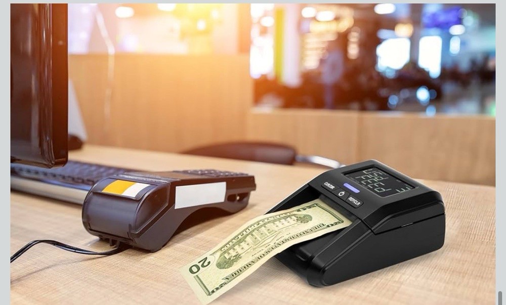 Counterfeit Bill Money Detector Machine with LCD Display, Portable Compact US...