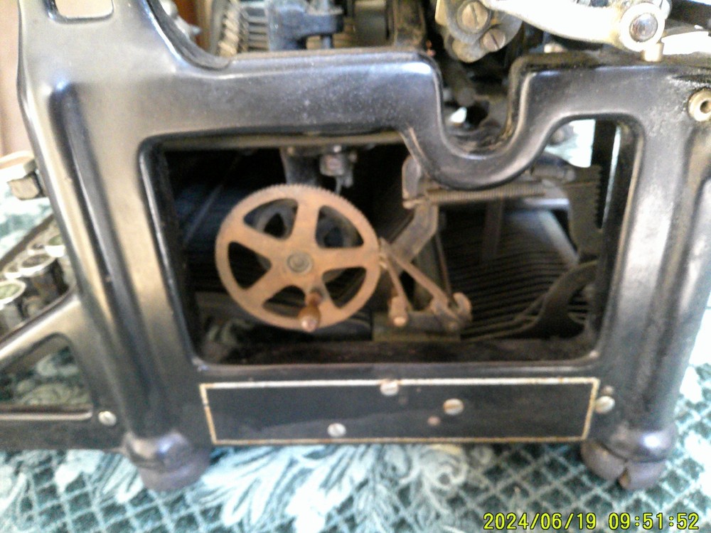 UNDERWOOD STANDARD No 5 TYPEWRITER SERIAL # 2005516-5 NEEDS SOME HELP