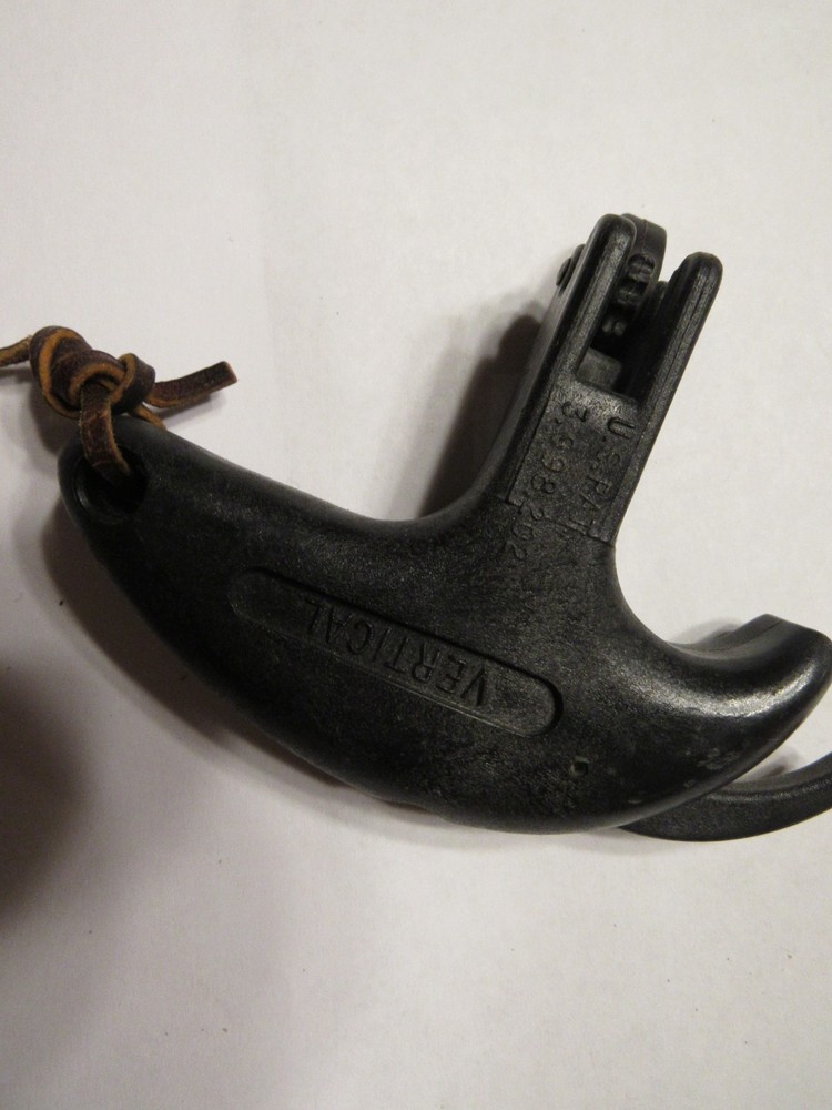 Vertical archery thumb triger