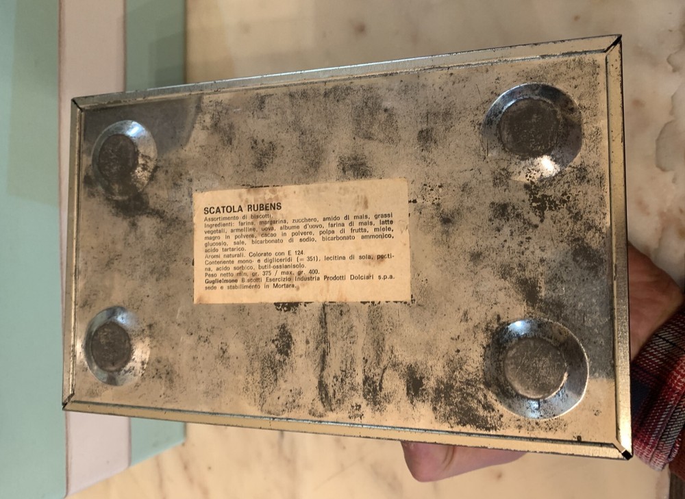 VINTAGE RUBENS EMBOSSED TIN BOX KEYLESS BOX