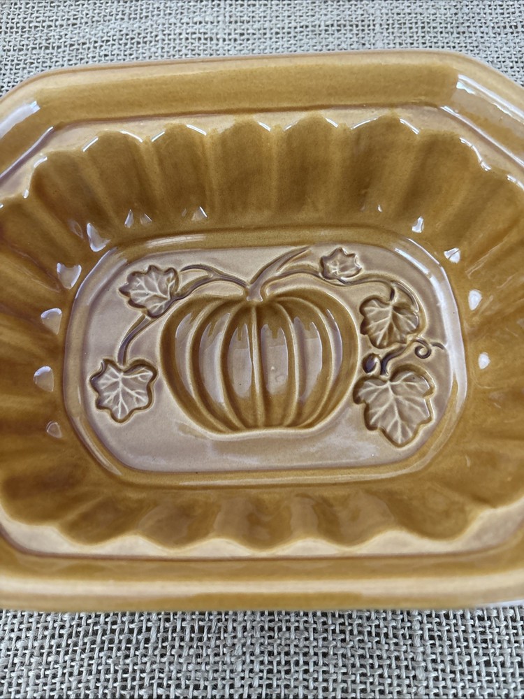 Crate & Barrel Ceramic Stoneware Pumpkin Cake Bread Baking Dish Gel Mold