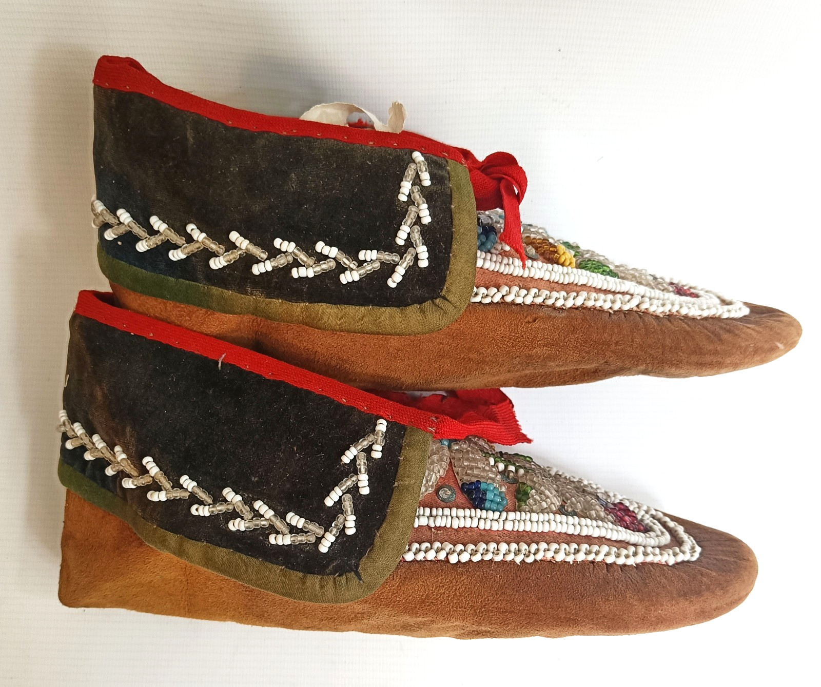 Fine Pair Native American Iroquois Beaded Moccasins