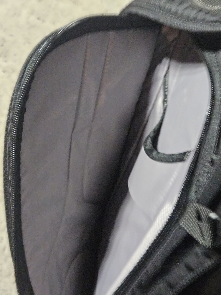 CamelBak Rim Runner 22 Hydration Pack 2.5L Zip Black Hiking Backpack EUC