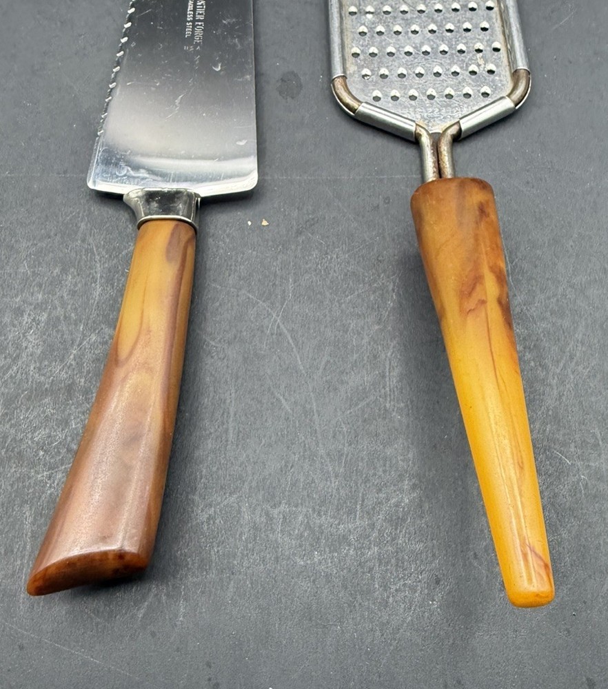 MCM BAKELITE HANDLE GRATER AND CAKE SERVER Bin 1