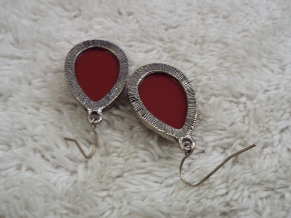 Silvertone Red Bead Pierced Earrings (D19)