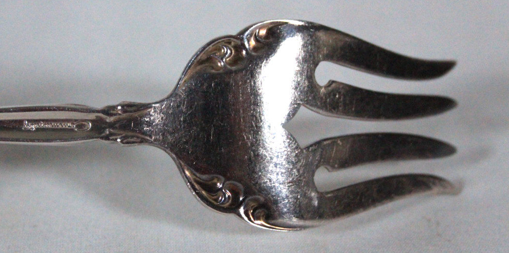 1965 SOLID SERVING FORK SILVER ARTISTRY (SILVERPLATE)BY ONEIDA SILVER 7.25" LONG