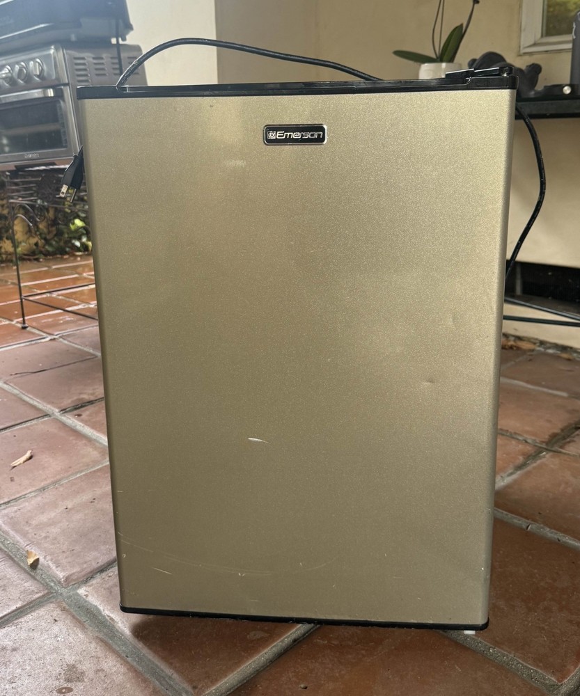 Emerson CR286BSE - Mini Fridge - 2.8 cubic foot