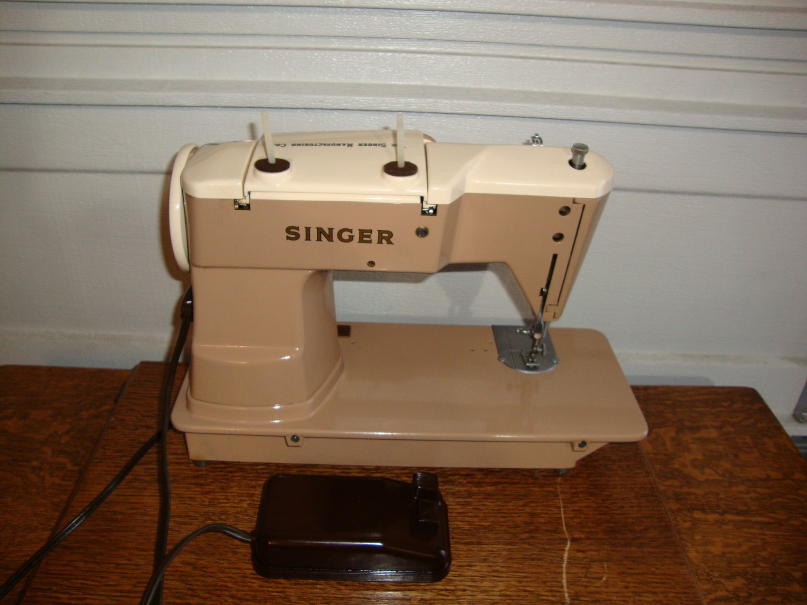 VINTAGE SINGER SEWING MACHINE MODEL 401A, SLANT NEEDLE , SERVICED
