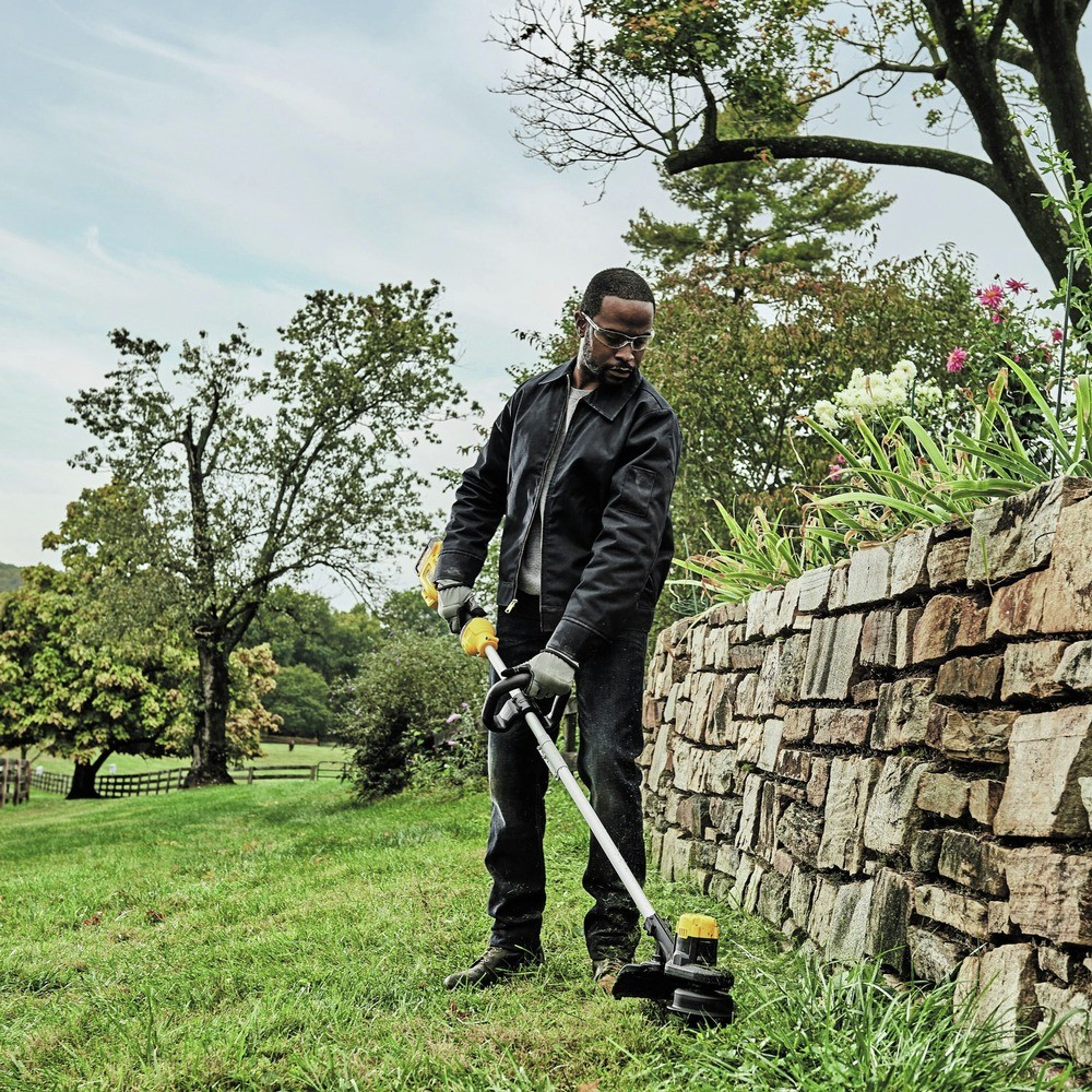 DeWalt DCKO215M1R 20V MAX XR String Trimmer and Blower KT Certified Refurbished