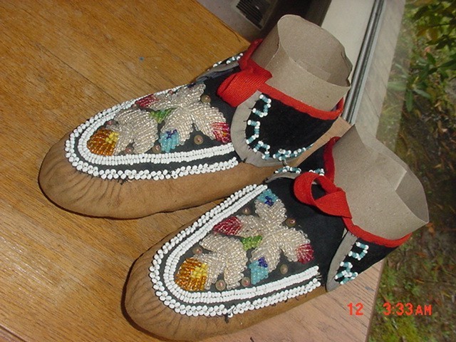 BEAUTIFUL OLD IROQUOIS INDIAN BEADED HIDE MOCCASINS MOCKS