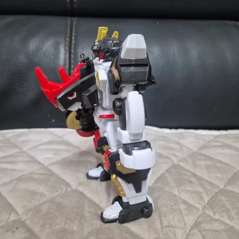 Mini Special Force Animaltron Kora Robot with Weapons