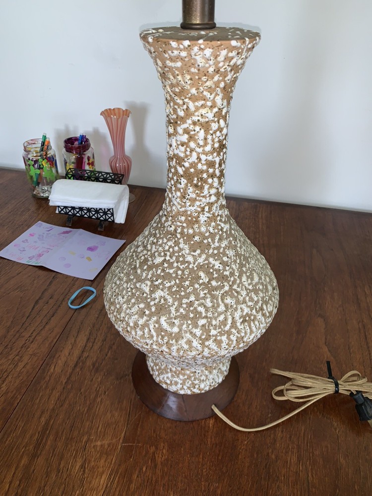 MAGNIFICENT MID CENTURY MODERN TEXTURED CERAMIC TABLE LAMP!