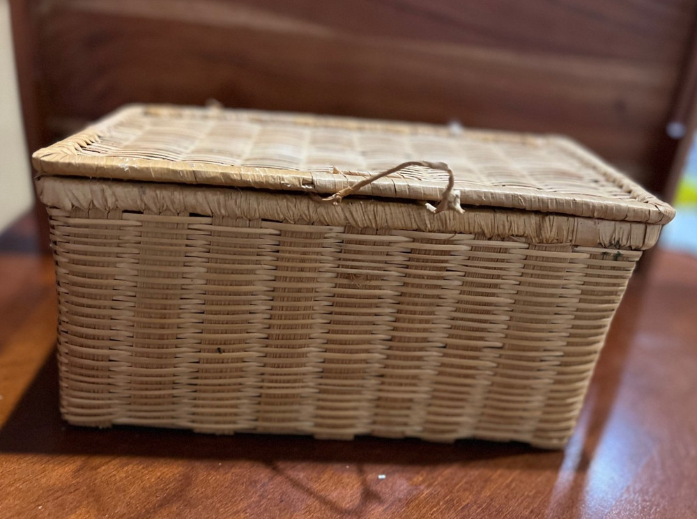 Vintage Wicker Storage Basket with Hinged Lid – Rectangular Organizer 10x5.5x5