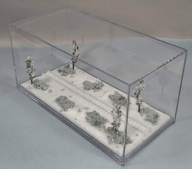 N SCALE 8" SINGLE TRACK DISPLAY CASE- "WINTER SCENE" FOR ANY N SCALE TRAIN