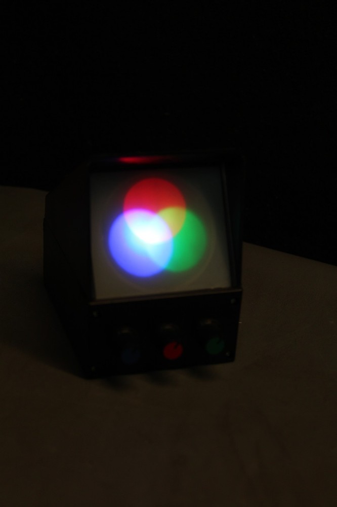 Primary color light synthesis demonstrator