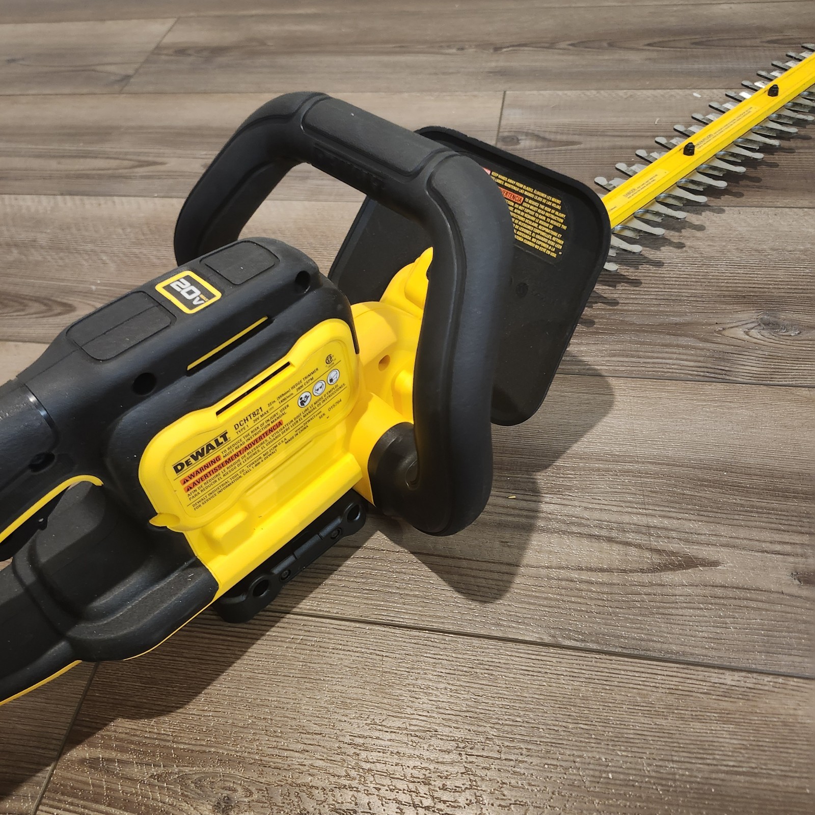(DCHT821B) DeWALT 20V MAX 22 in. Cordless Hedge Trimmer - Tool Only