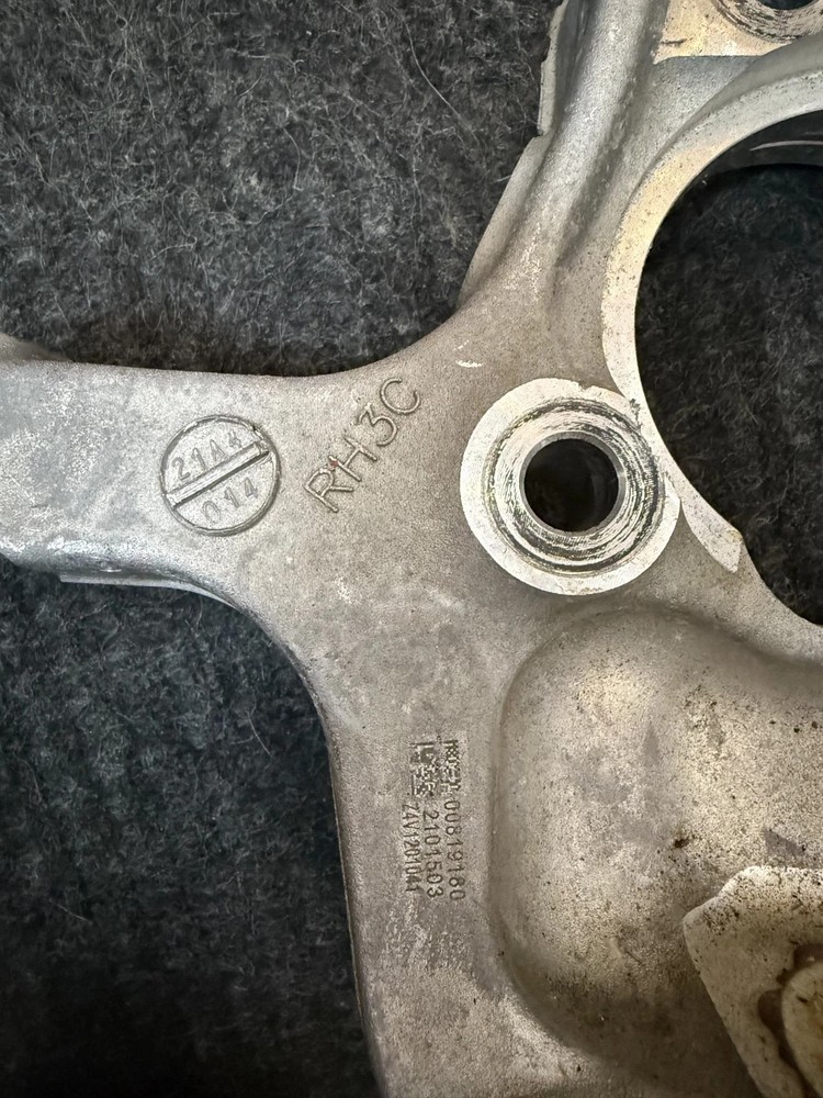 Genuine GM OEM RH Side Steering Knuckle 84673210