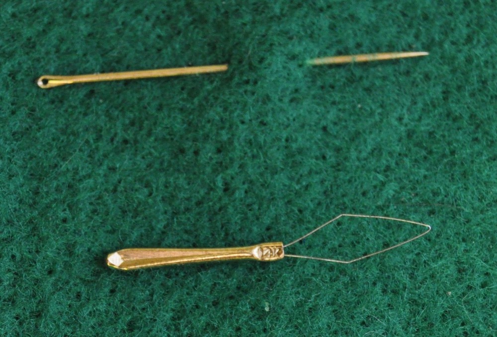 14k SOLID GOLD Sewing needle and threader