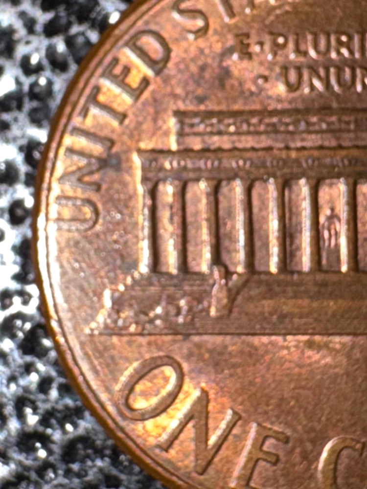 2004 no Mint U.S. Penny with "Smiling" Lincoln