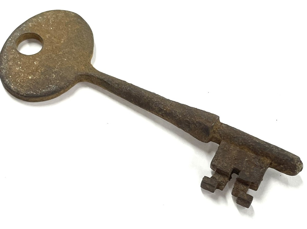 1Vintage Long Skeleton Key. #192