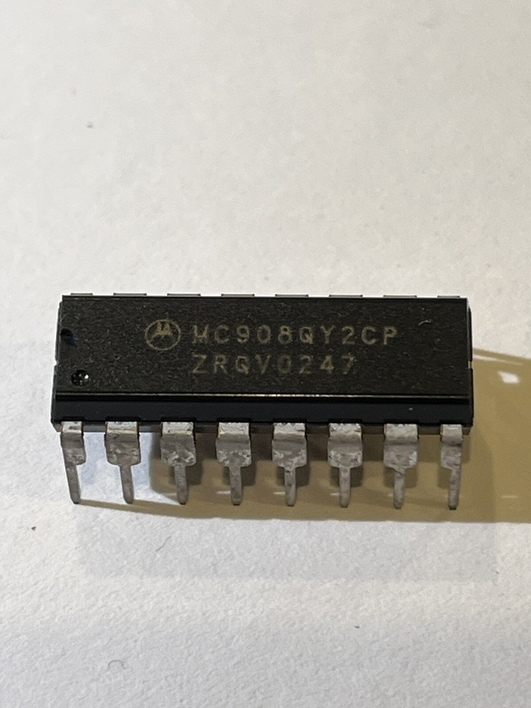 MOTOROLA MC908QY2CP 8-BIT, FLASH, 8MHz, MICROCONTROLLER, PDIP16