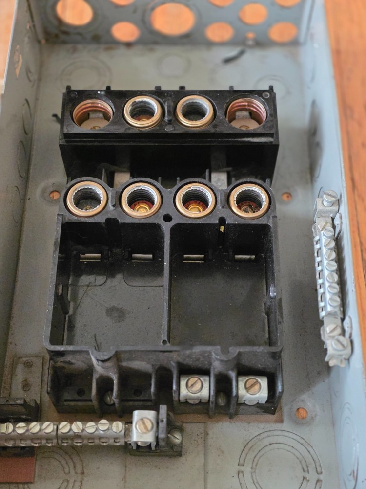 Murray load center enclosure / electrical panel F7634450