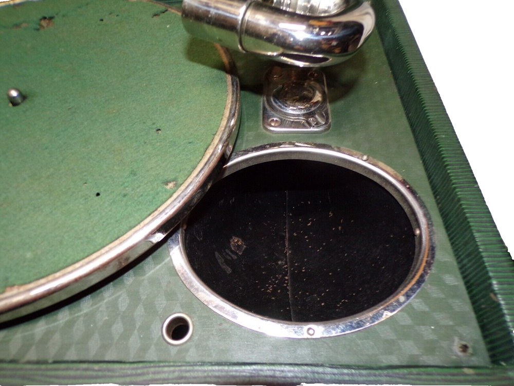 BRUNSWICK PORTABLE DISC PHONOGRAPH MODEL 102