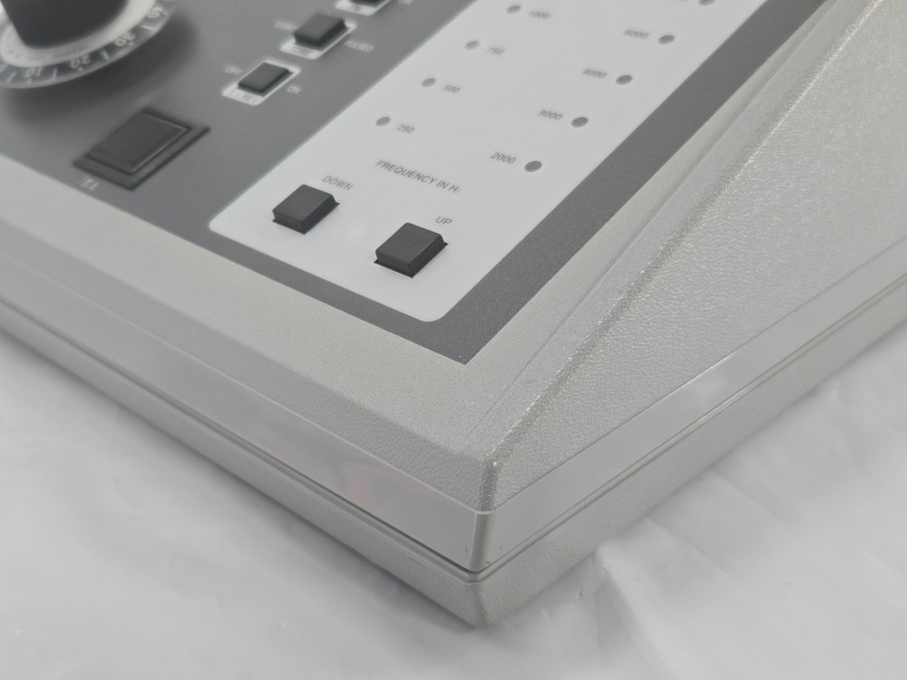 Qualitone Portable Audiometer Testing Equipment AS 90