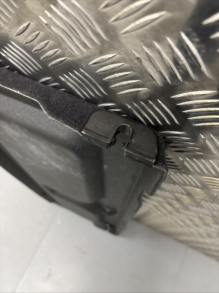2003-2009 HYUNDAI GETZ PARCEL SHELF / LOAD COVER MISSING ONE STRAP RefB