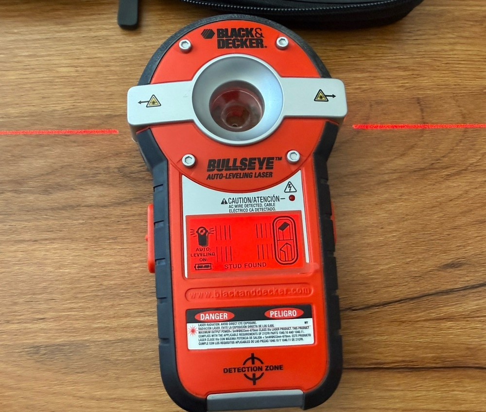 Black & Decker BDL190S Bullseye Auto Leveling Laser Level with Stud Finder Tool