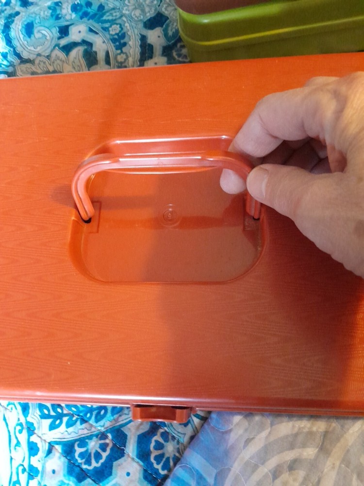 Vtg The Thread Bed W/ Box 1978 & 4 Wilson Plastic Thread Holder Containers