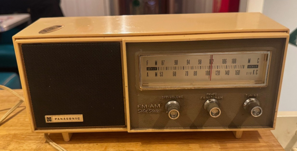 Panasonic Solid State Transistor AM/FM Radio Model RE-6137 - WORKING