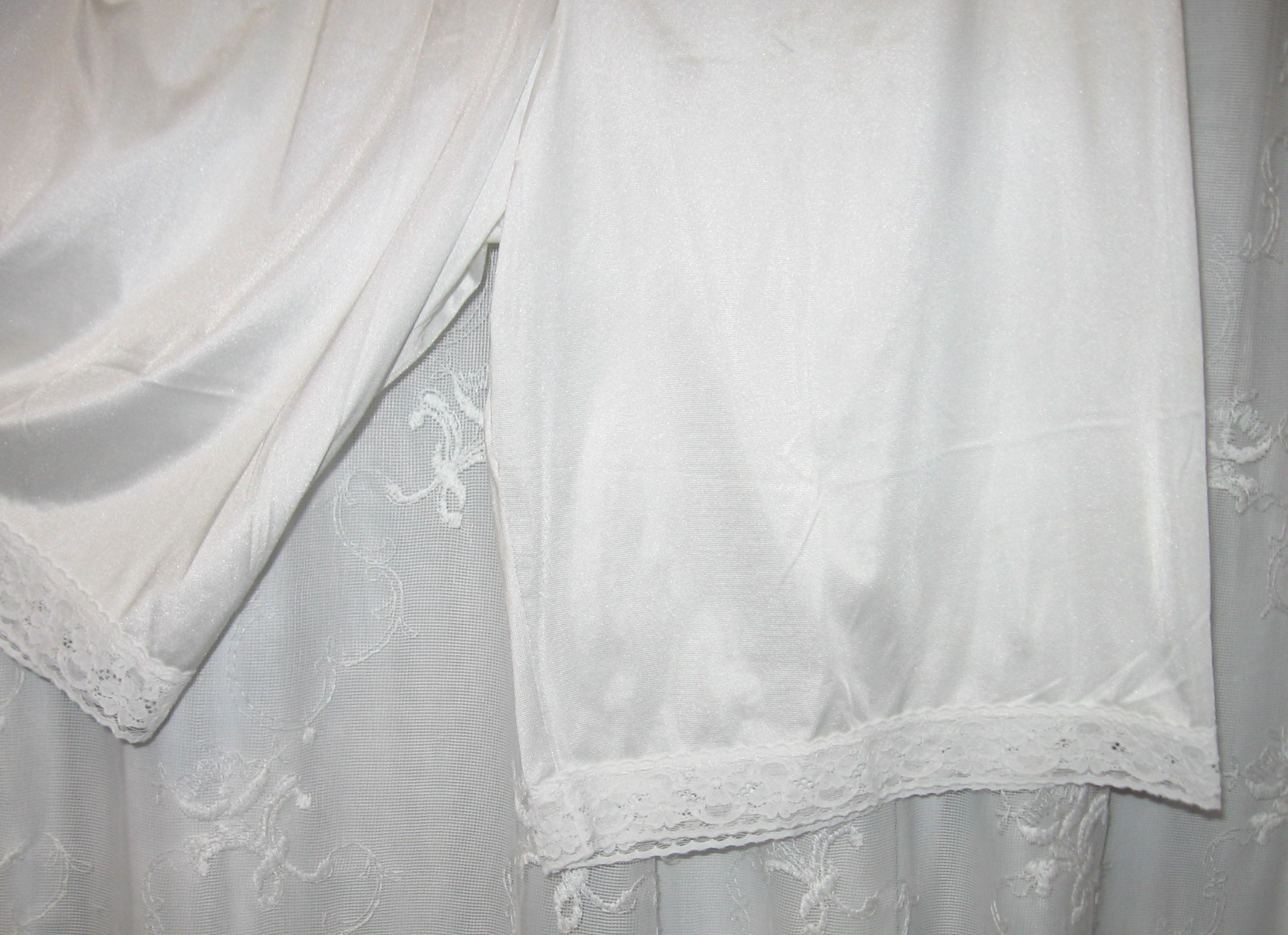 NEW LG VINTAGE VANITY FAIR WHITE LACE TRIM SILKY 24" LONG BLOOMERS PETTIPANTS +